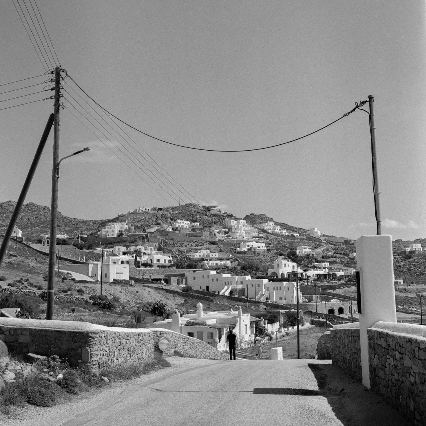 Ulica na ostrove Mykonos, fotené na Fomapan 400 Action