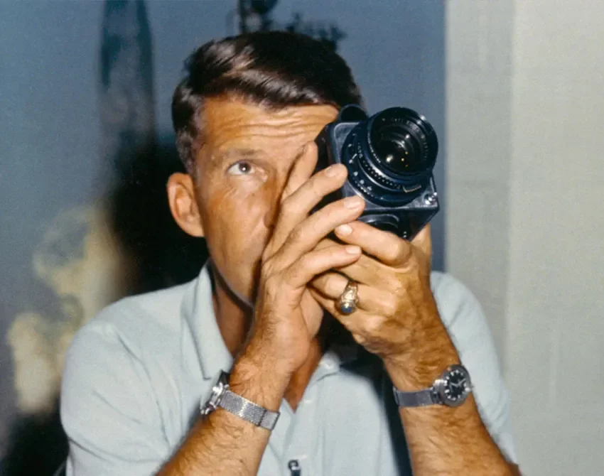 Astronaut Wally Schirra s fotoaparátom Hasselblad počas programu NASA