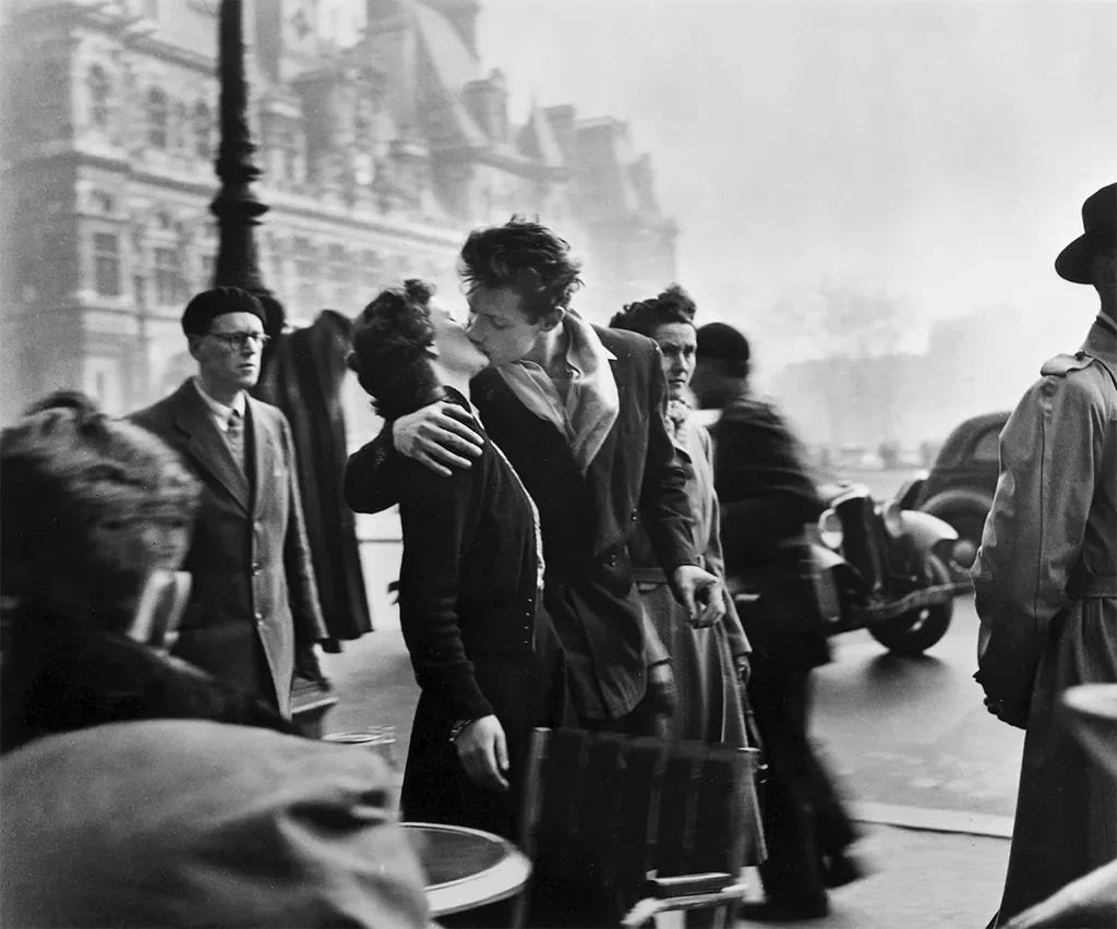 Slávny bozk pred parížskou radnicou z roku 1950, fotografia Roberta Doisneaua
