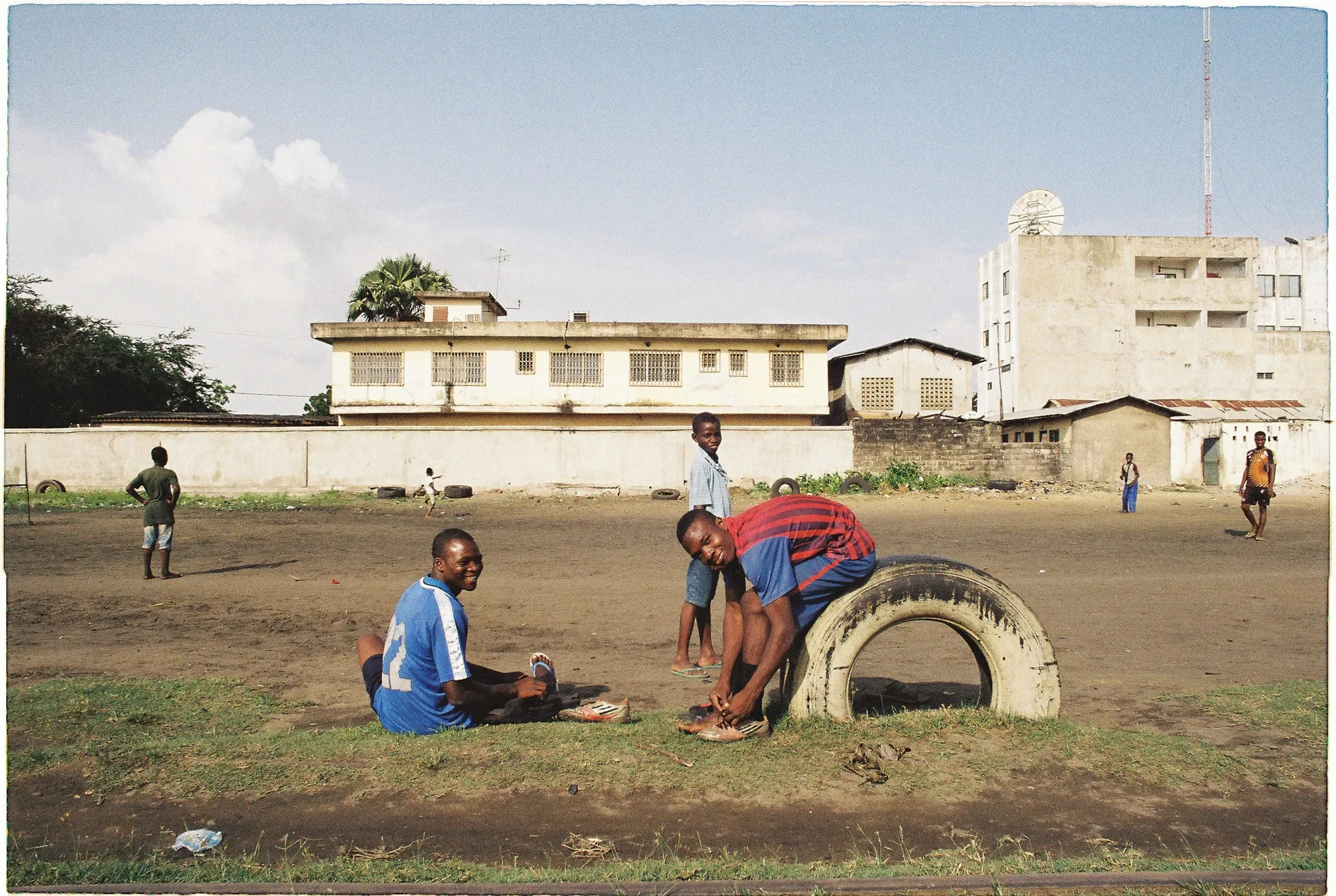 Usmiate deti pred futbalom v Cotonou (Kodak ColorPlus 200)