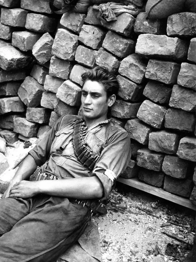 Odpočívajúci bojovníci francúzskeho odboja FFI, fotografia Roberta Doisneaua