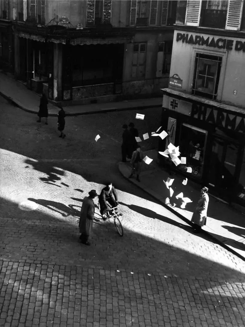 Hádzanie letákov na ulici Henri Monnier, fotografia Roberta Doisneaua