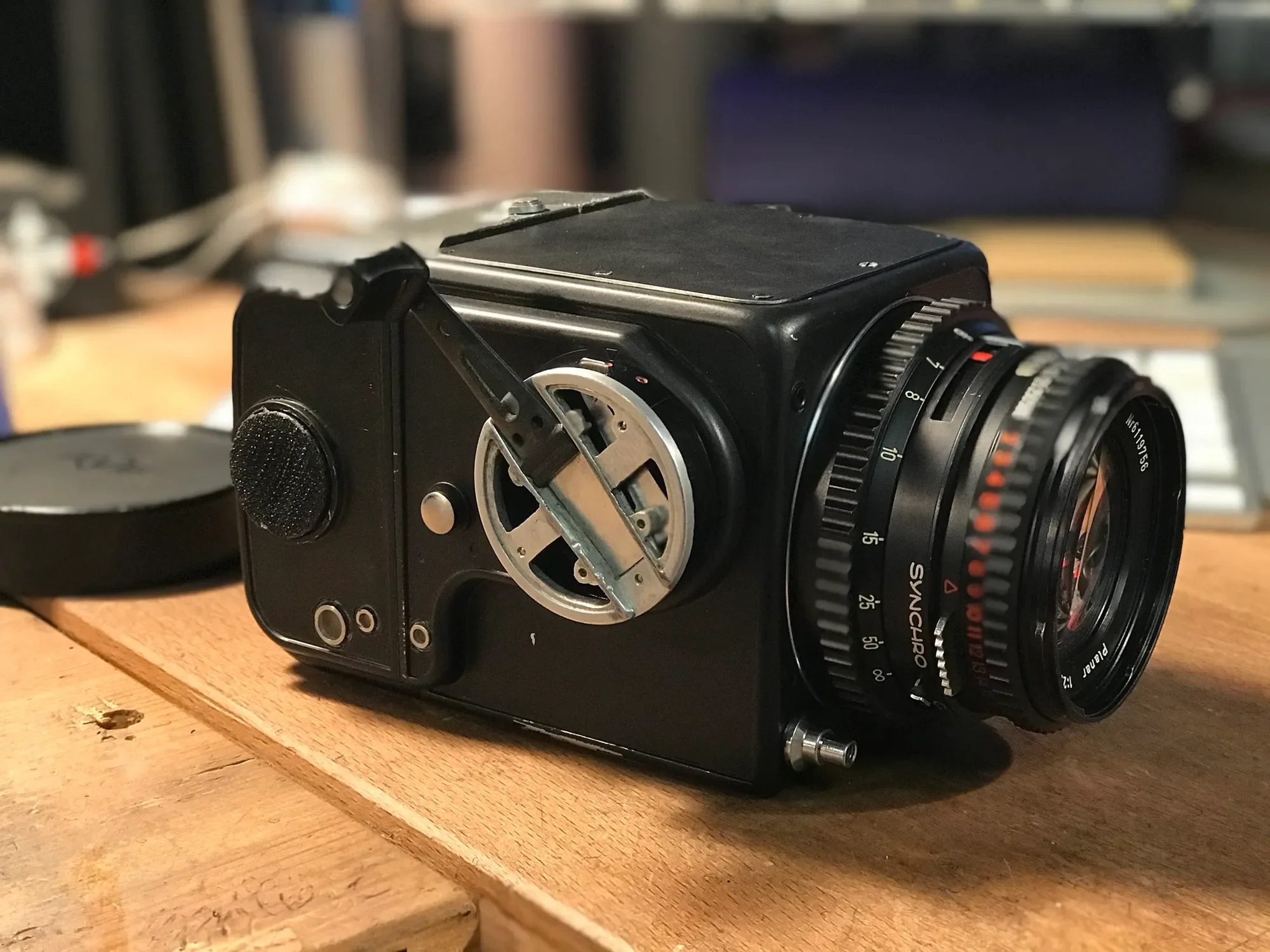 Odstraňovanie prebytočného kovu z tela fotoaparátu Hasselblad
