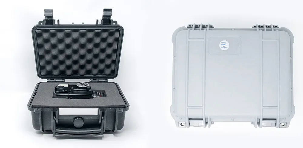 Balenie repliky vesmírneho fotoaparátu Hasselblad