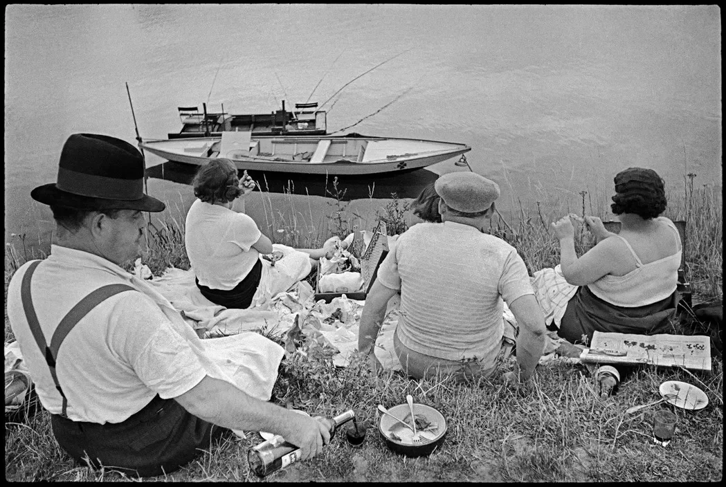 Nedeľa na brehu rieky Seiny, Francúzsko 1938 (© Henri Cartier-Bresson / Magnum Photos)