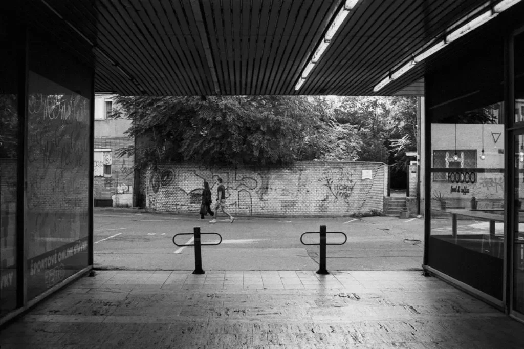 Kamenné námestie v Bratislave (Minolta Hi-Matic F + Kodak Tri-X 400)