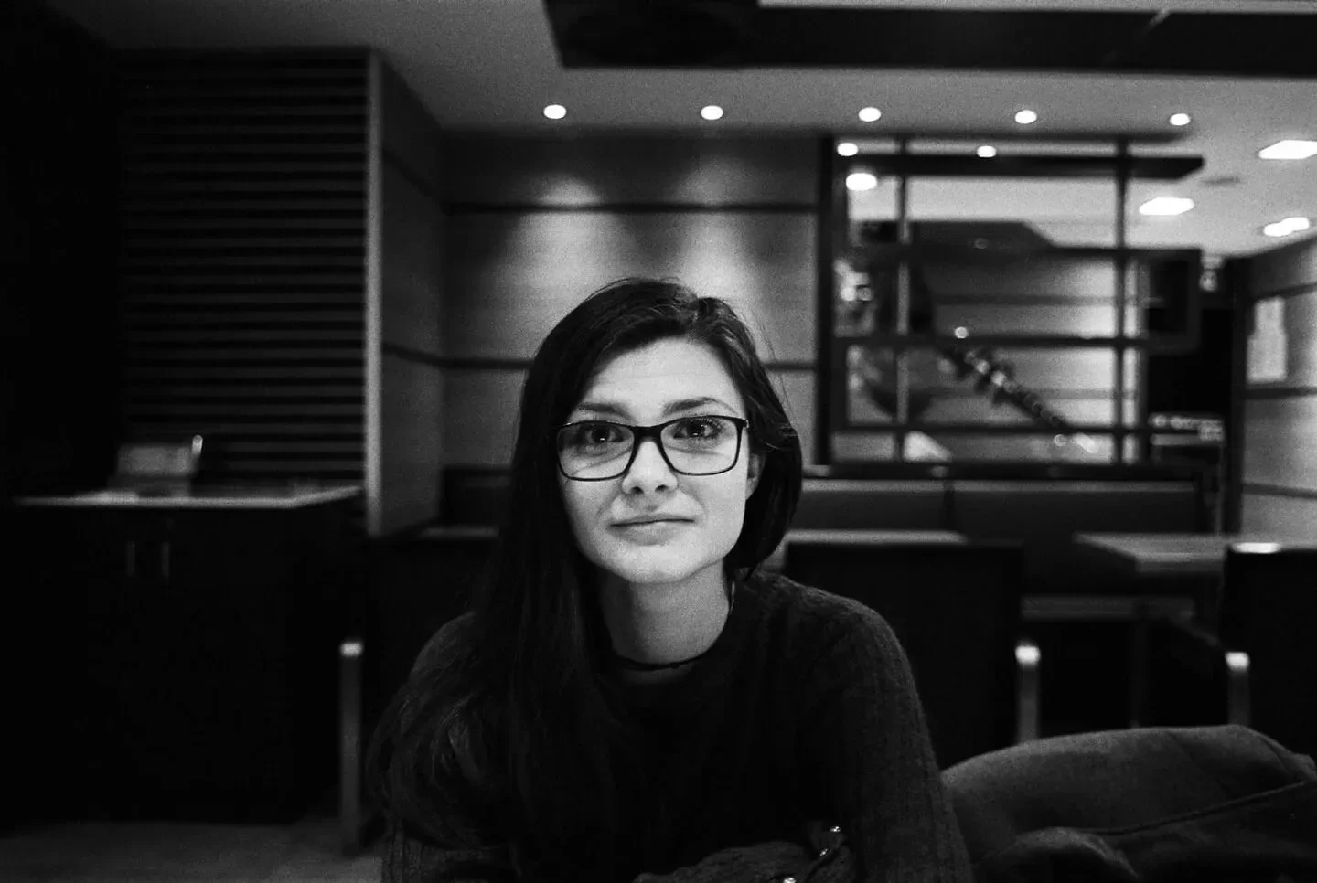 Portrét ženy na čiernobiely film Kentmere Pan 400