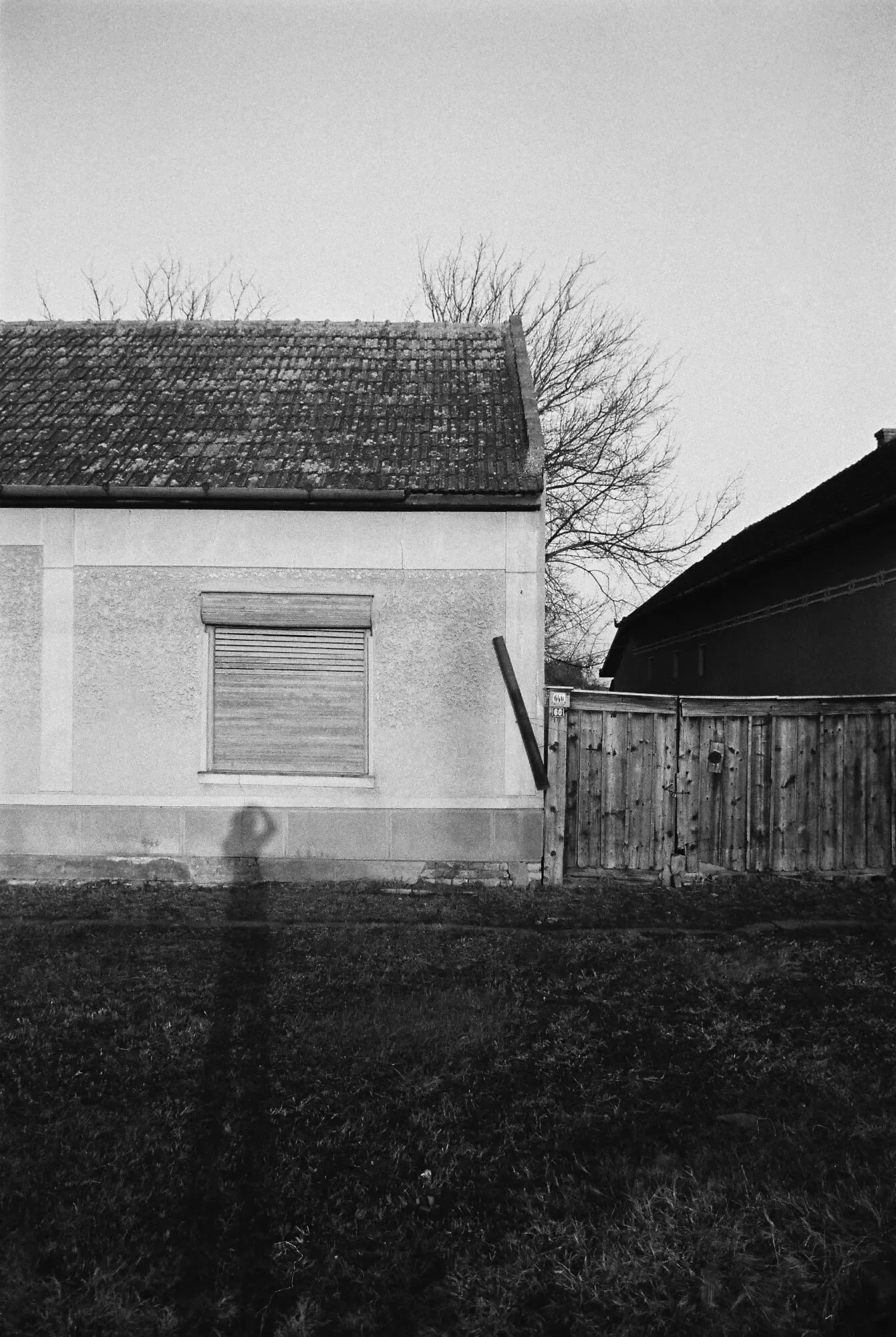 Snímka z Rumunska na čiernobiely film Kentmere Pan 400 (Leica M6)