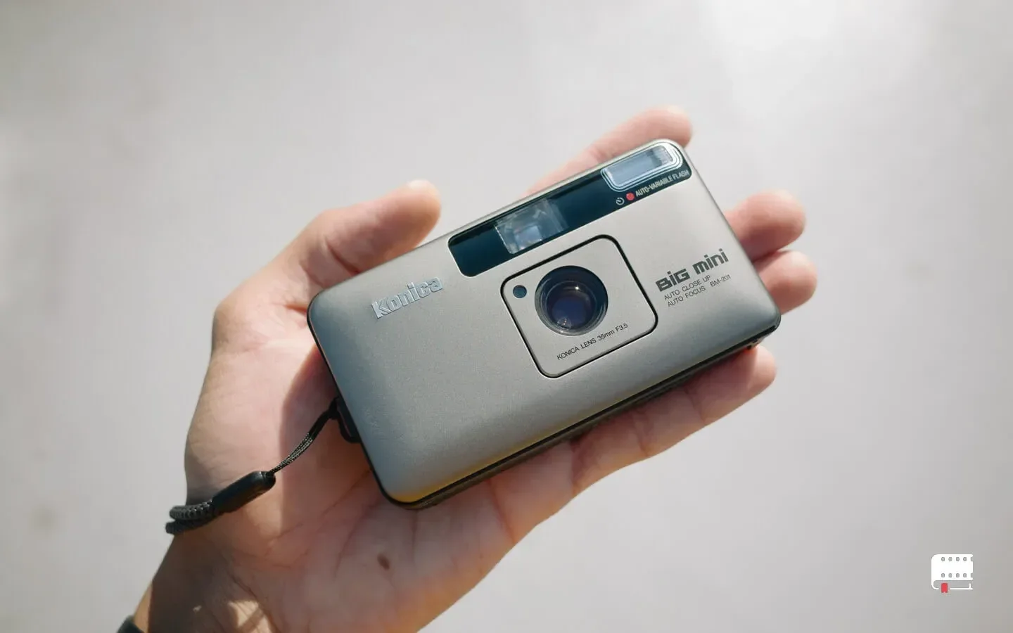 Kompaktný filmový fotoaparát Konica Big Mini 201 v dlani