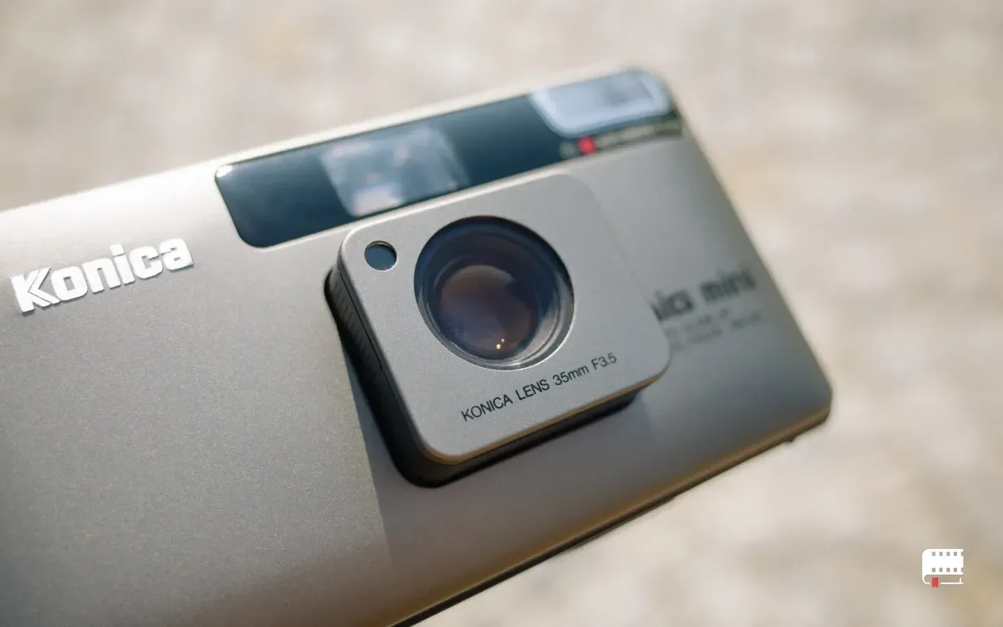 Automaticky vysunutý objektív fotoaparátu Konica Big Mini 201