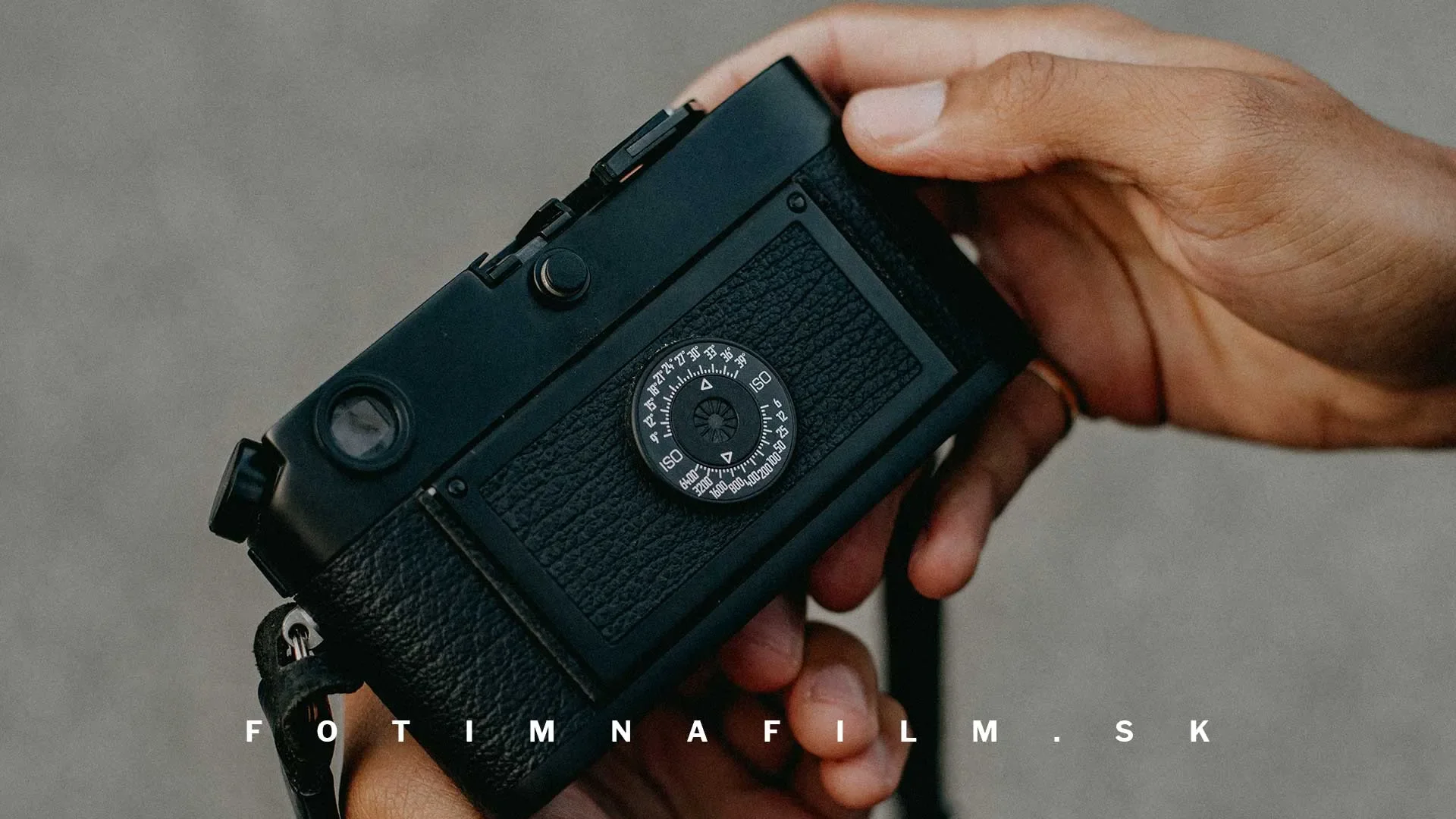 Zadná strana Leica M6 s minimalistickým dizajnom a voličom ISO