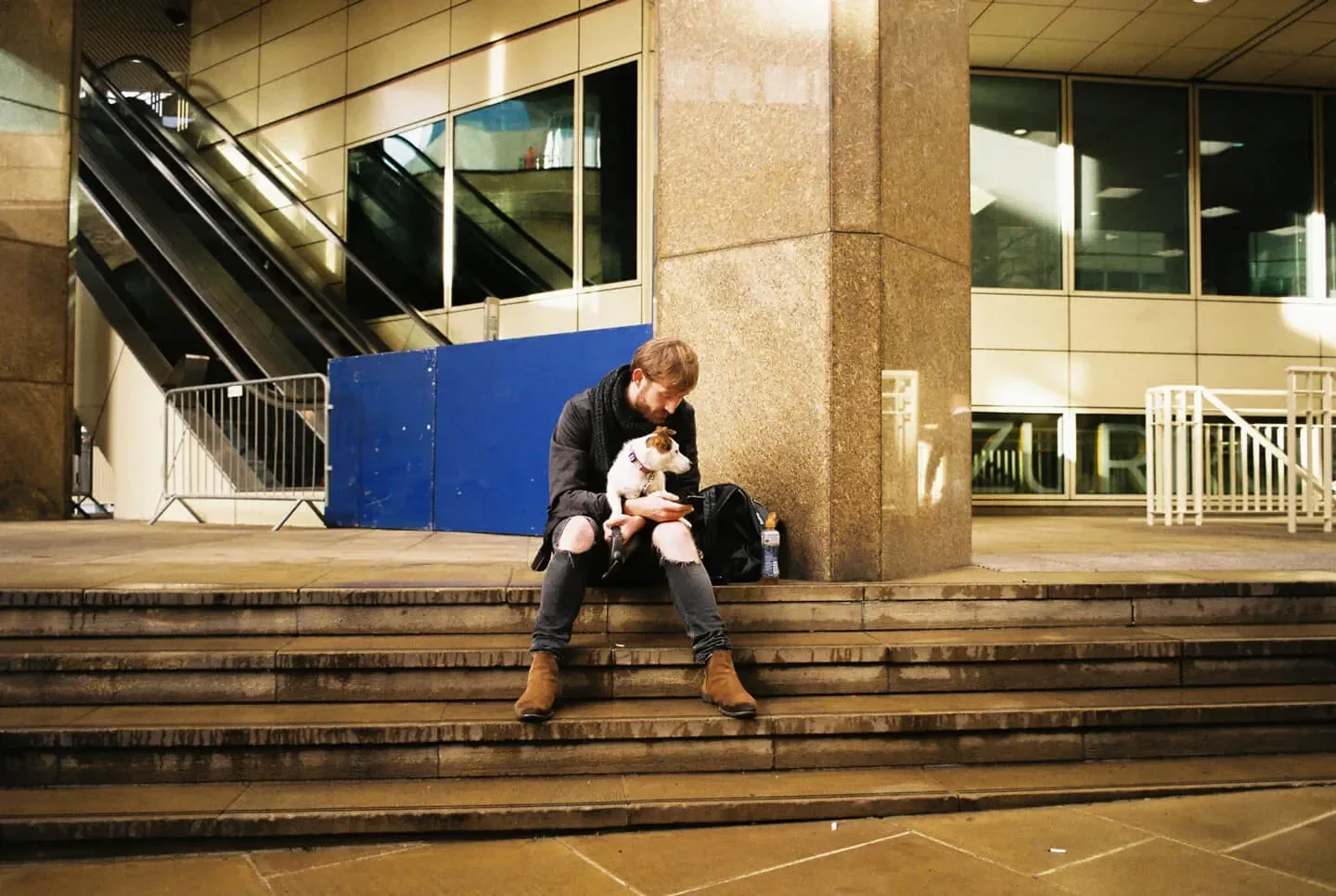 Portrét na stanici London Bridge (Leica M6, Elmarit-M 28mm, Fujicolor C200)
