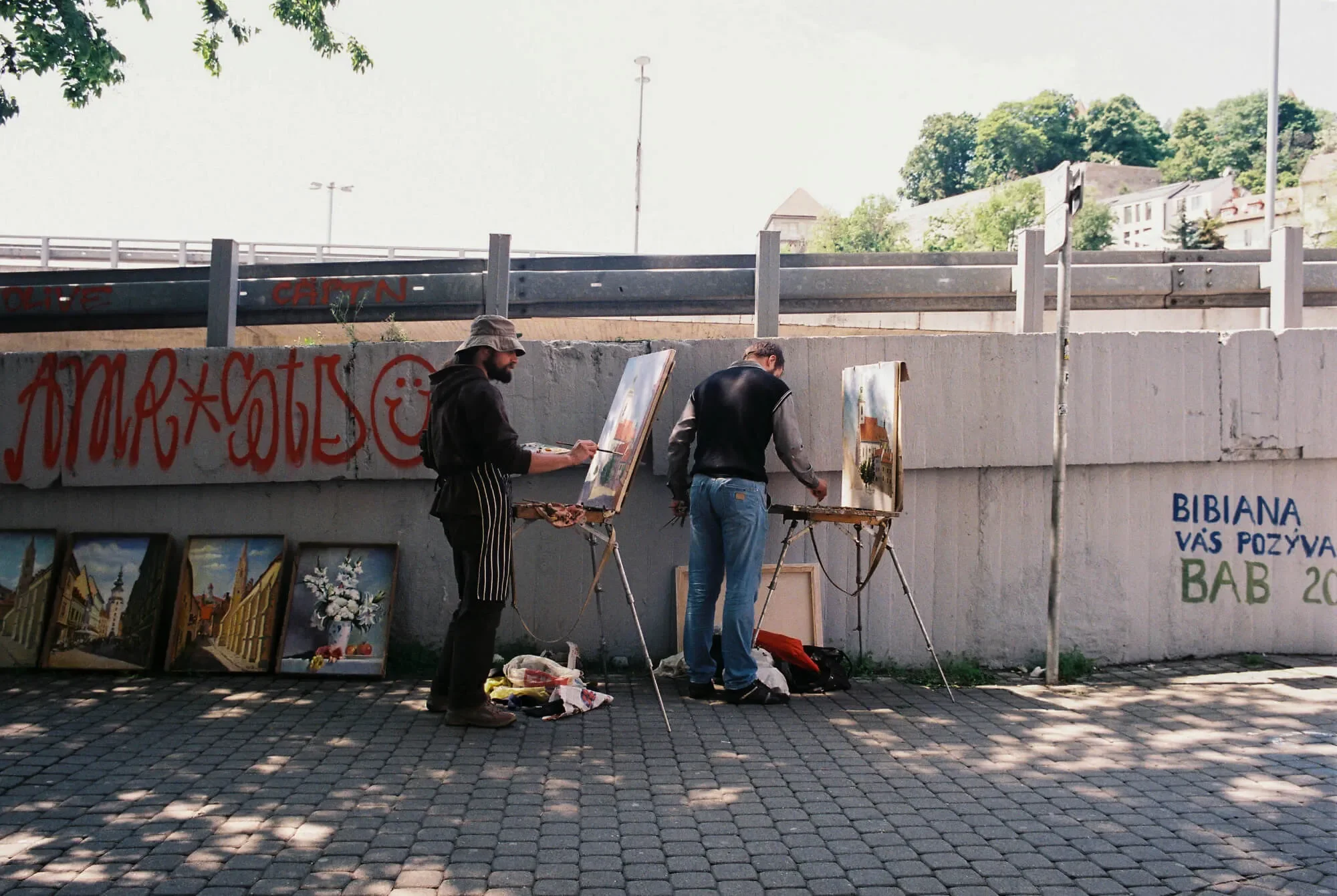 Maliari maľujúci Dóm sv. Martina v Bratislave (Leica M6 + Fujifilm Superia X-TRA 400)