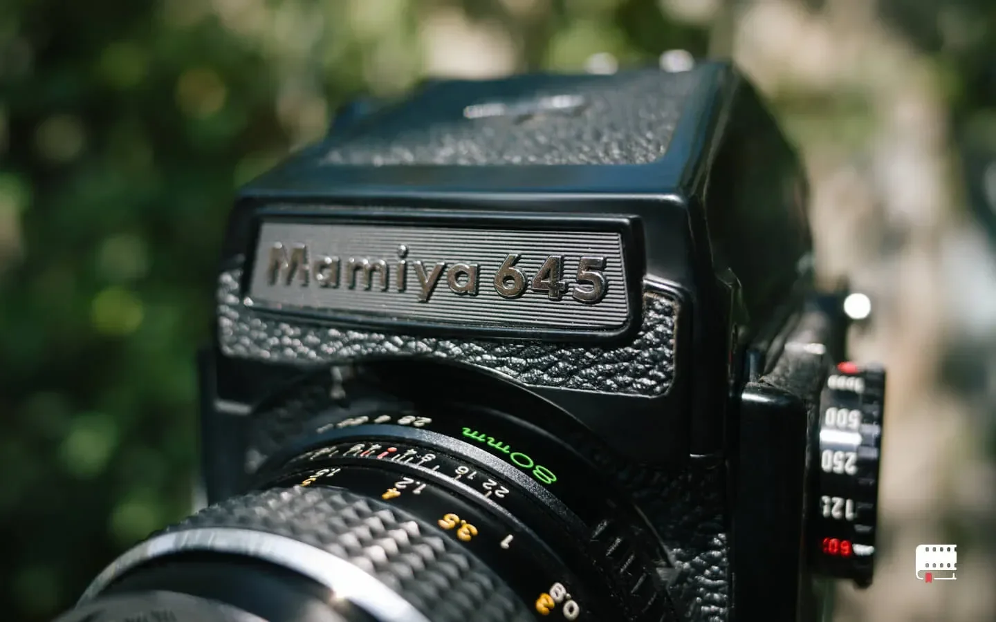 Prizma stredoformátovej zrkadlovky Mamiya M645 1000s