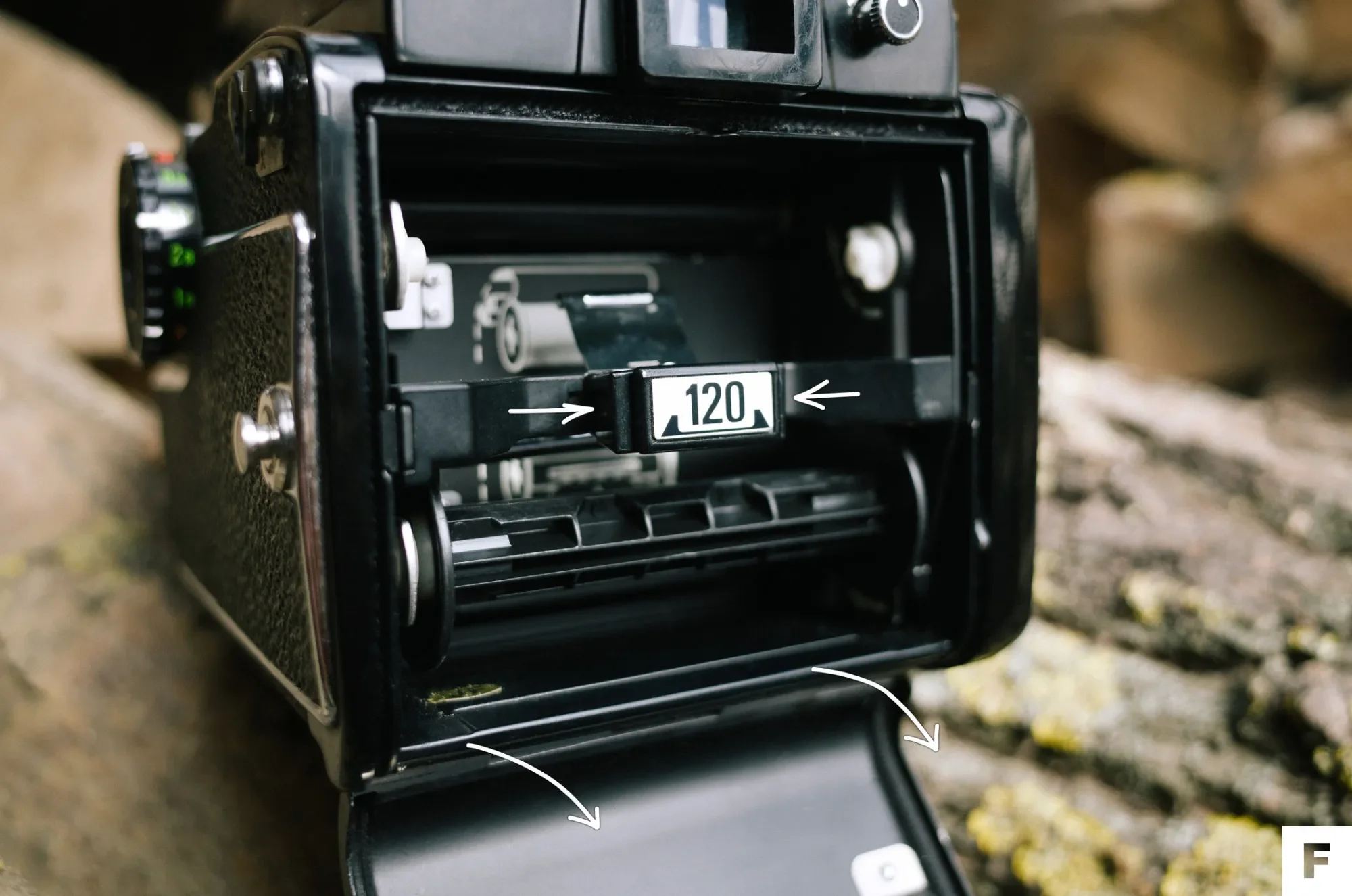 Navíjanie zvitkového filmu do stredoformátovej zrkadlovky Mamiya M645 1000s
