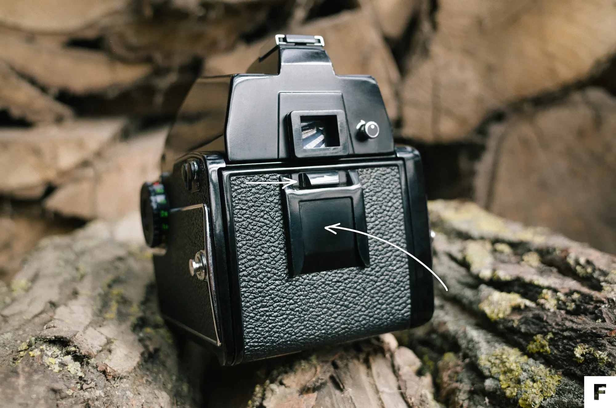 Zadné dvierka stredoformátovej zrkadlovky Mamiya M645 1000s