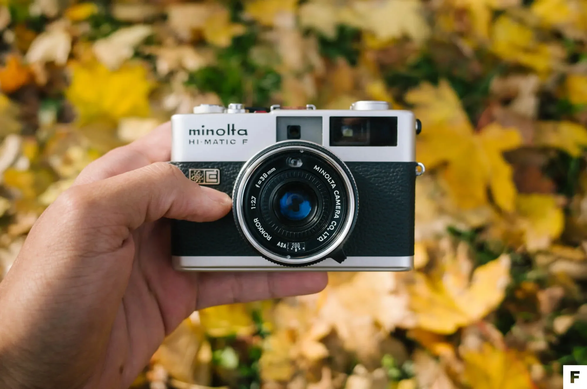 Malý kinofilmový diaľkomer Minolta Hi-Matic F v ruke
