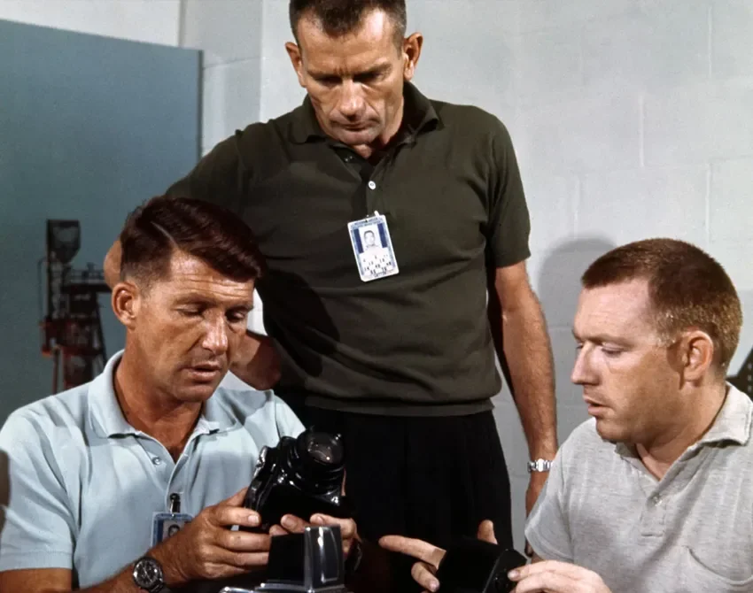 Inžinieri NASA upravujúci fotoaparát Hasselblad pre vesmírne misie