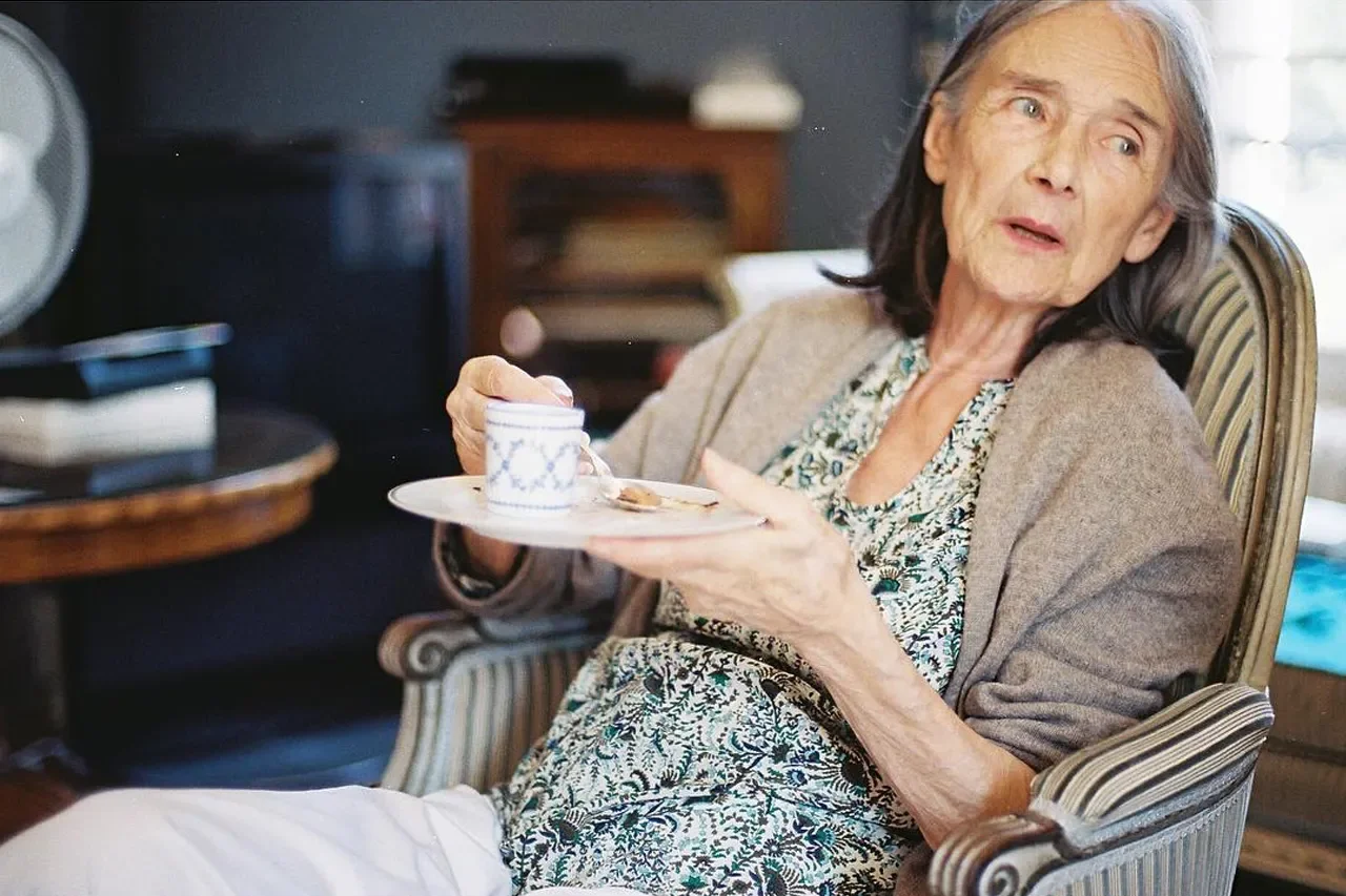 Portrét babičky na analógovom filme od Louve Dubuc-Babinet