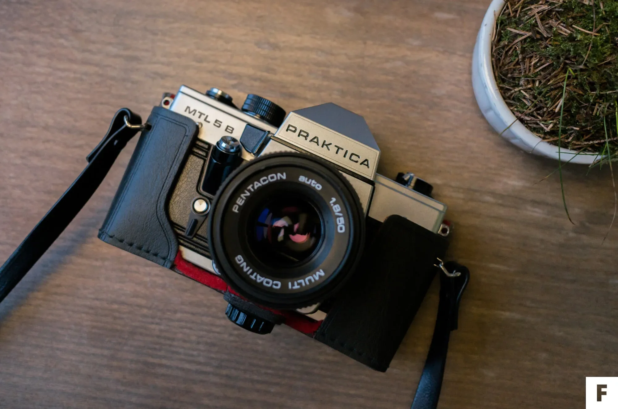Zrkadlovka na film Praktica MTL5B v celej svojej kráse