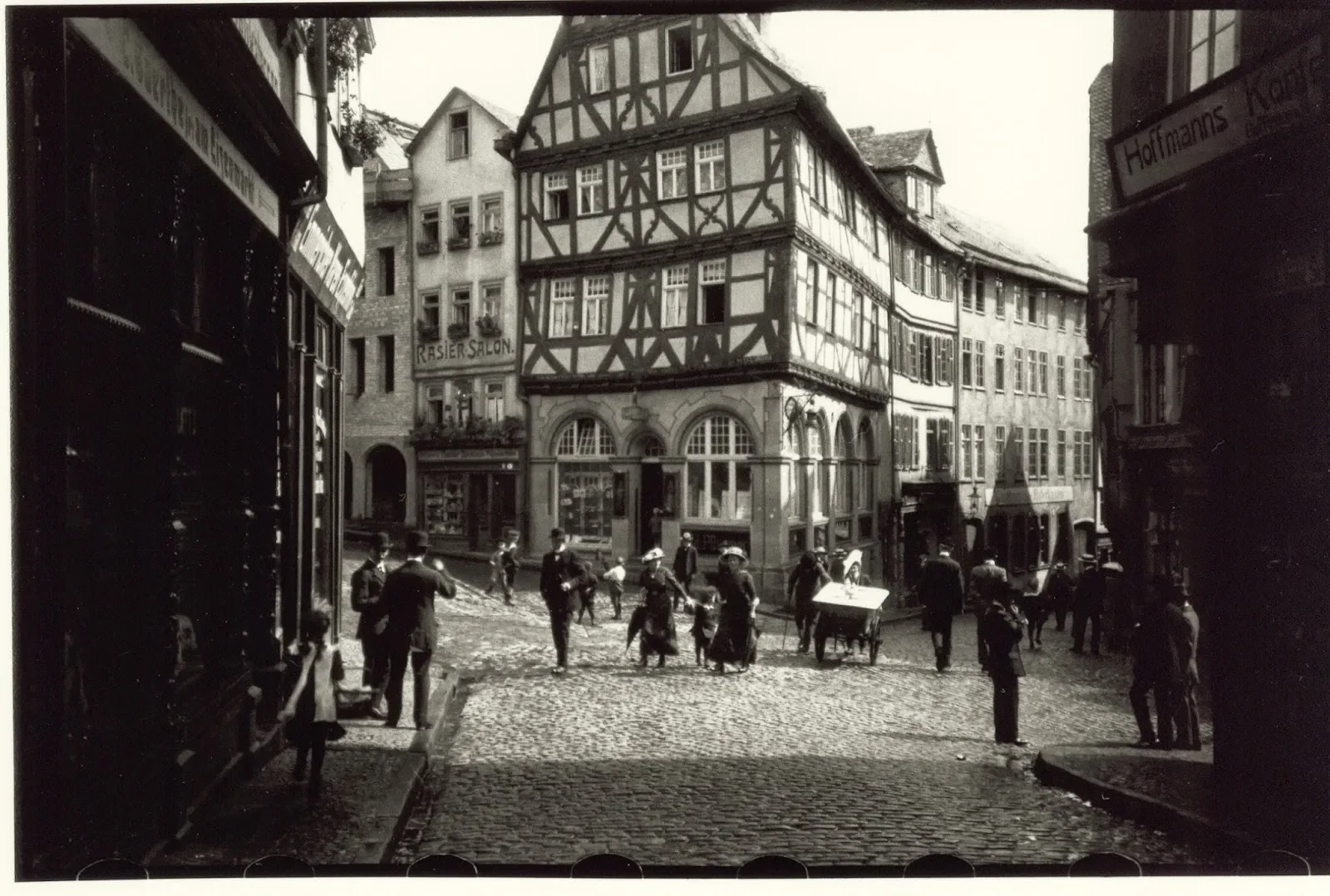 Prvá fotografia nasnímaná Ur-Leicou, Eisenmarkt vo Wetzlari, 1913