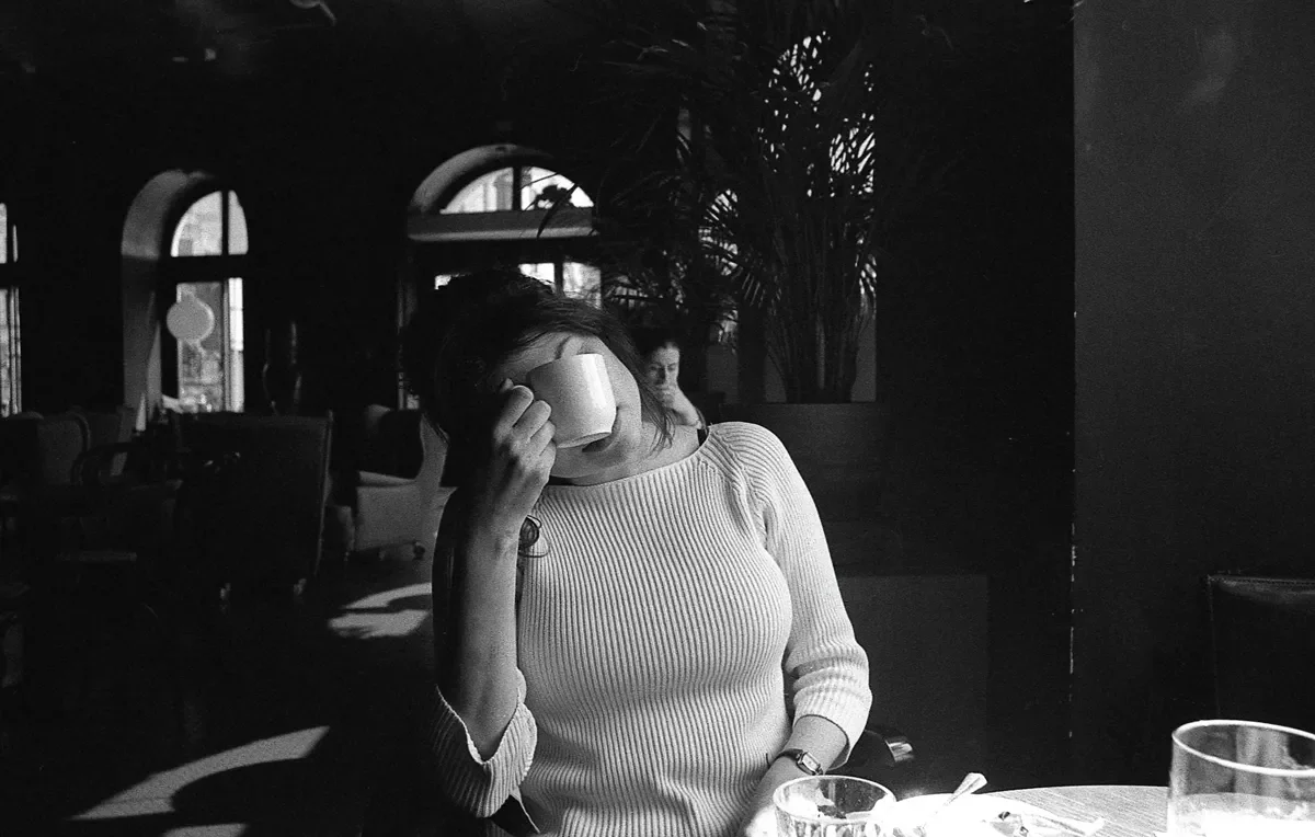 Portrét z Bratislavy nafotený na Ilford HP5+ 400 pushovaný na 1600 (Canon AE-1, Vivitar 28mm)
