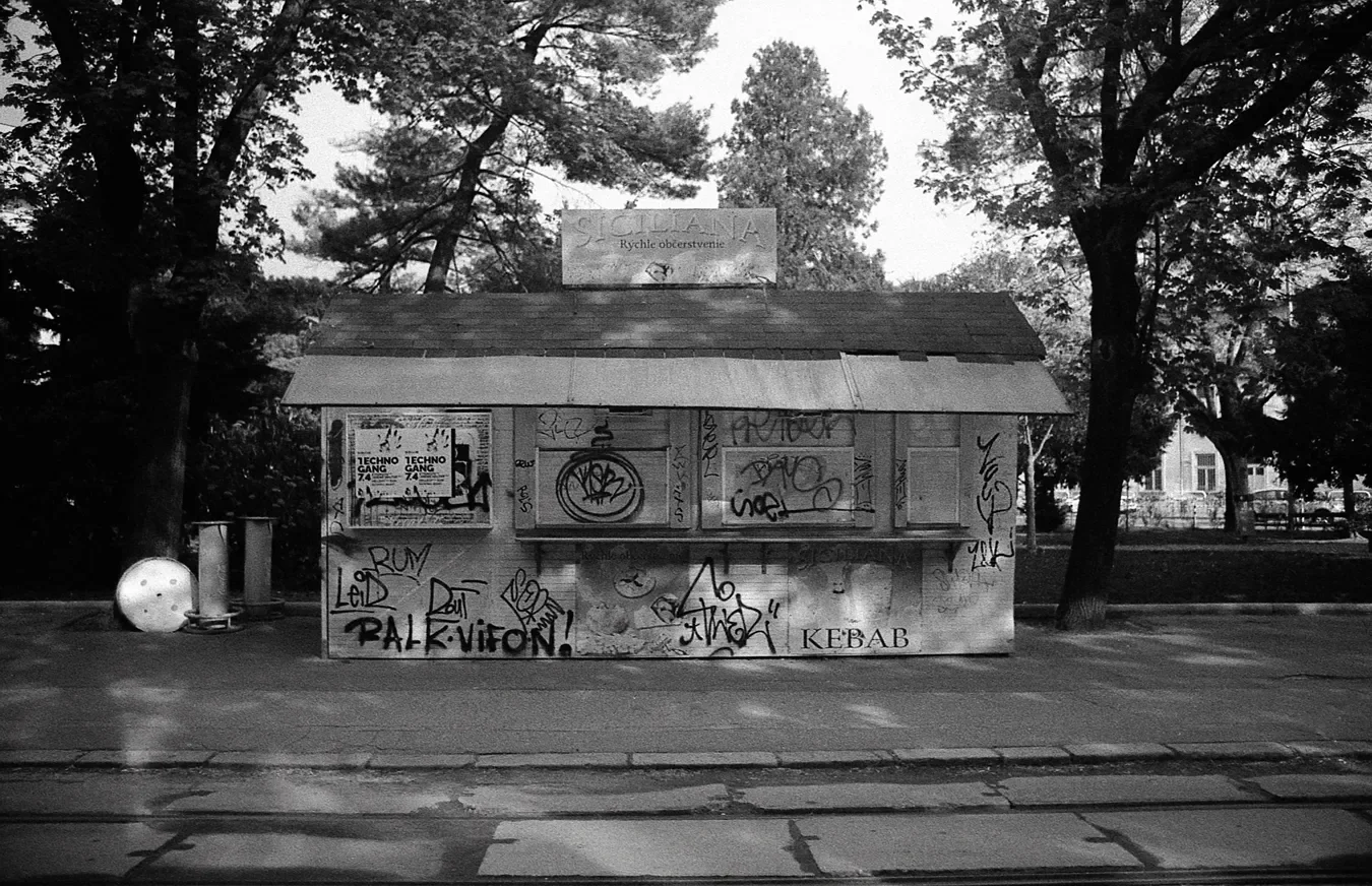 Pouličná fotografia z Bratislavy na Ilford HP5+ 400 pushovaný na 1600 (Canon AE-1, Vivitar 28mm)