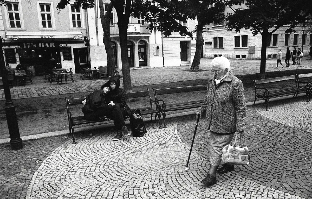 Ručne vyvolaná fotografia na Ilford HP5+ 400 pushovaný na 1600 (Canon AE-1, Vivitar 28mm)