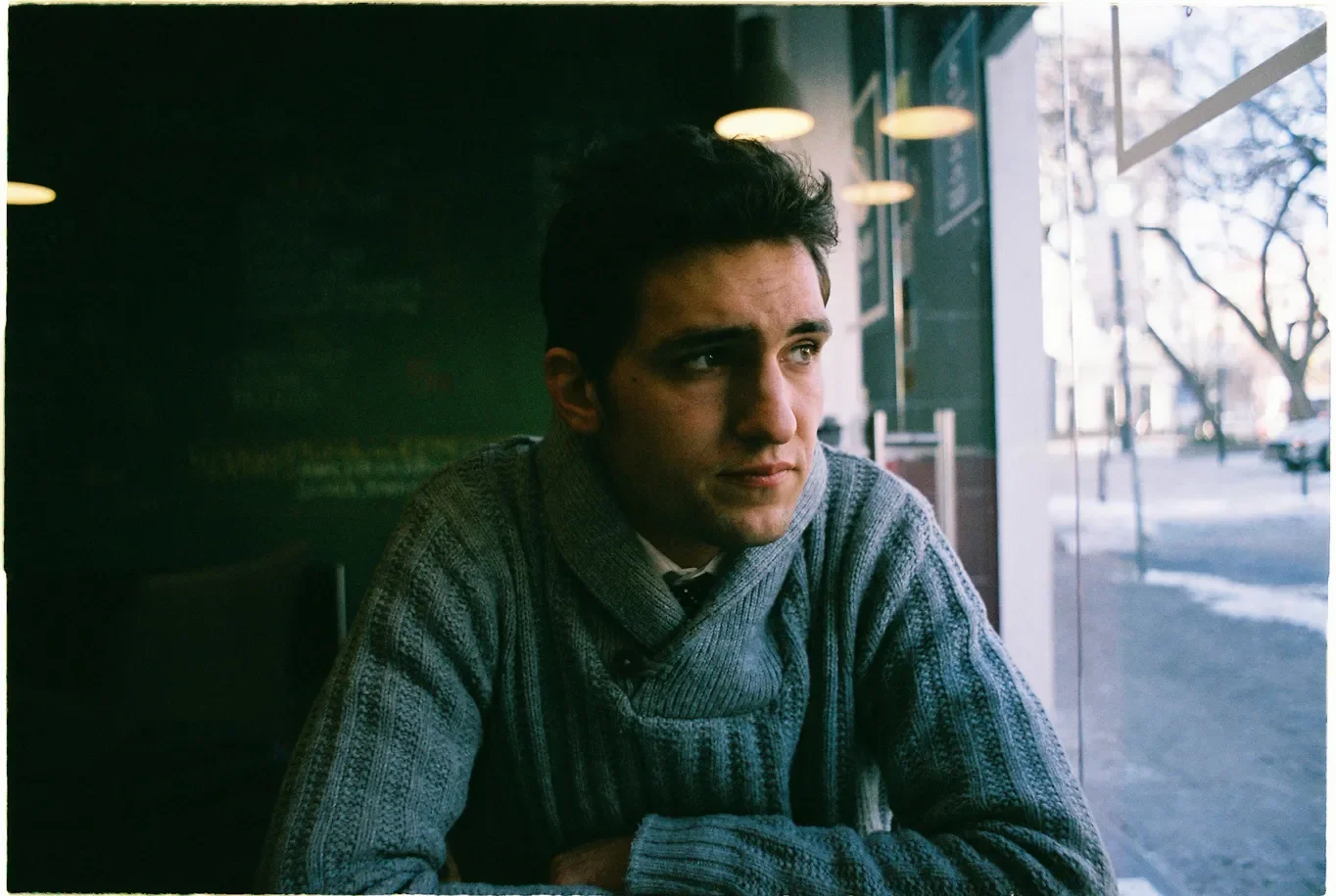 Rána s Mikom v Barzzus Kafe Haus fotená širokouhlým objektívom (Canon AE-1)