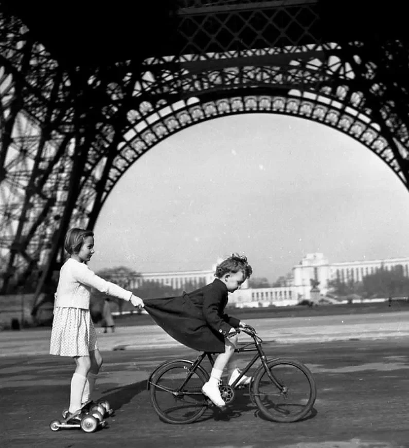 Remorkér pri Champs de Mars v Paríži, fotografia Roberta Doisneaua
