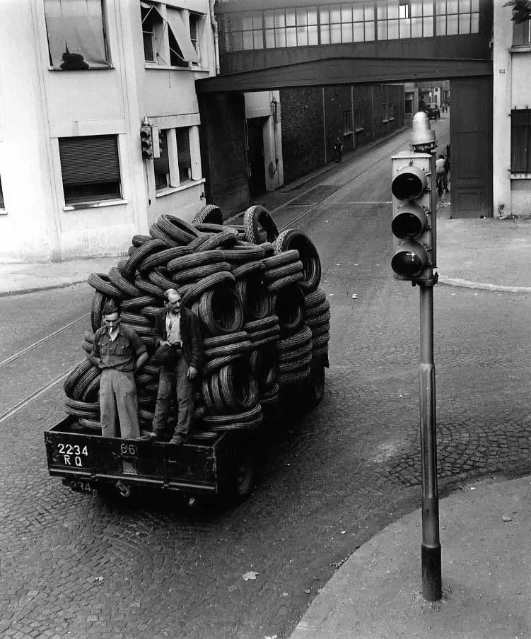 Transport pneumatík v areáli továrne Renault, fotografia Roberta Doisneaua