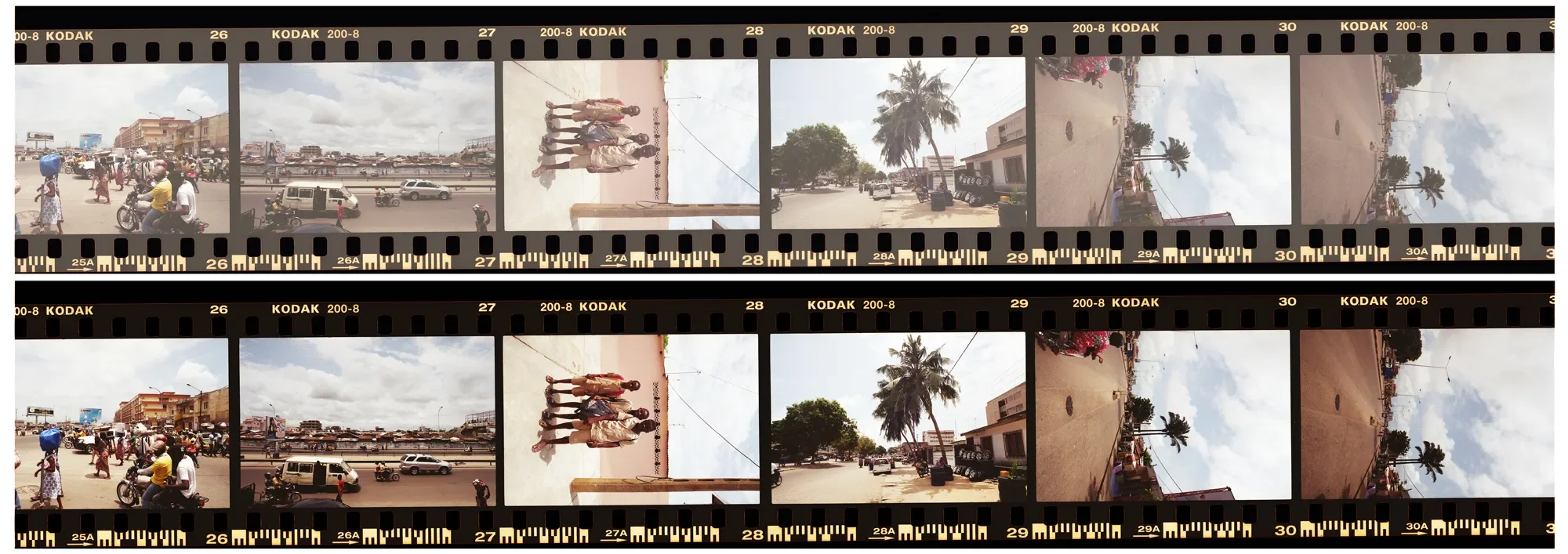Porovnanie surového a upraveného skenu so sprocket holes, Cotonou 2017 (Canon AE-1, ColorPlus 200)
