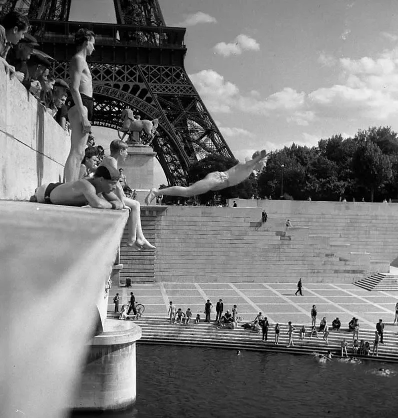 Skokan z mosta Pont d'Iéna v Paríži, fotografia Roberta Doisneaua