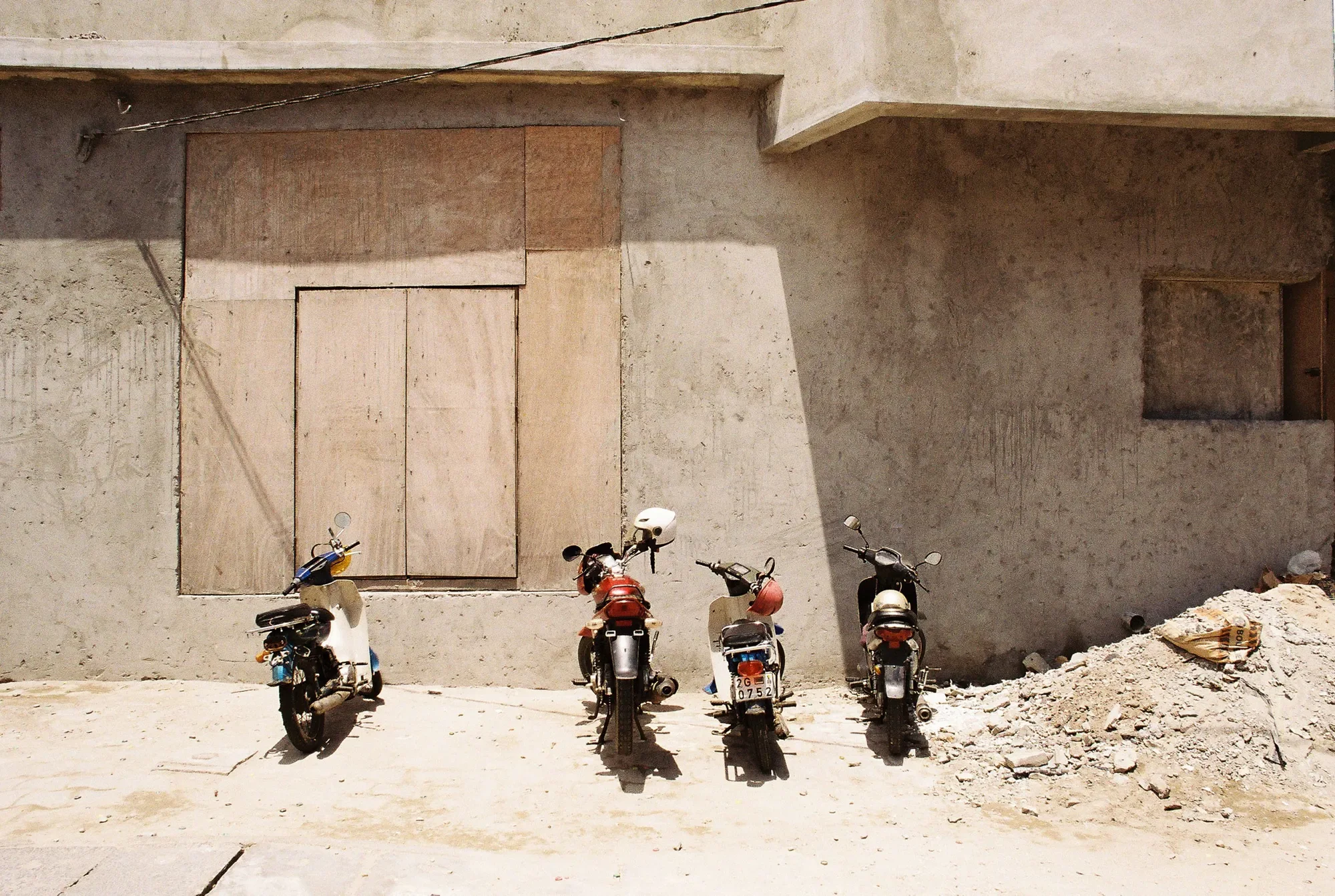 Skútre v Cotonou v Benine nasnímané na Kodak ColorPlus 200