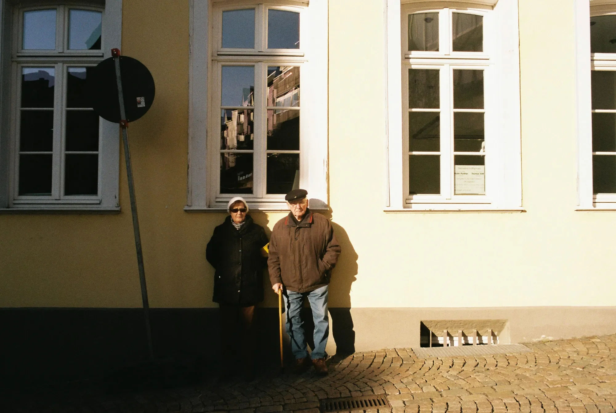 Starší pár na uliciach Wetzlaru, Nemecko (Leica M6, Fujicolor C200)