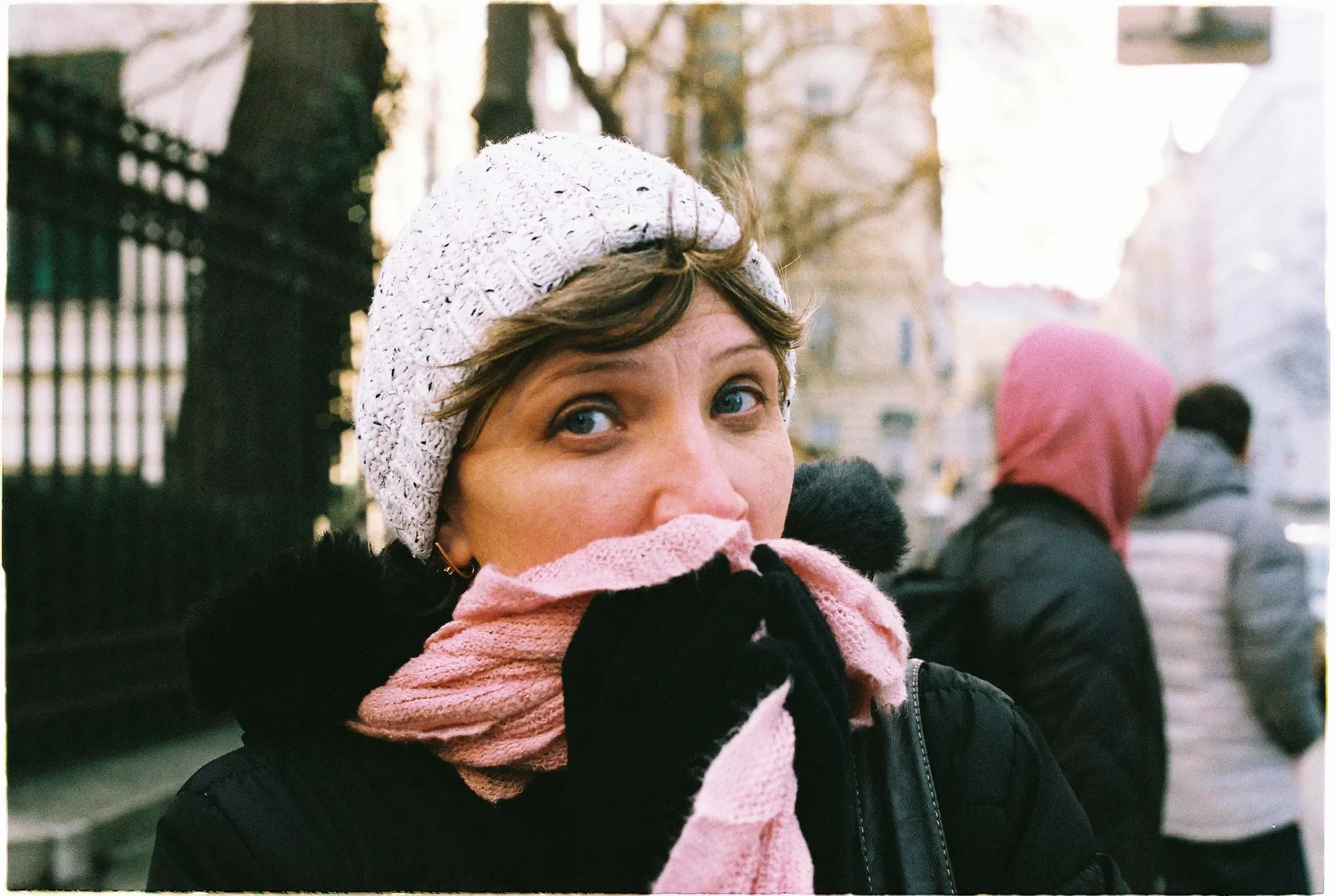 Analógová fotografia ilustrujúca zápisok o fotení na film