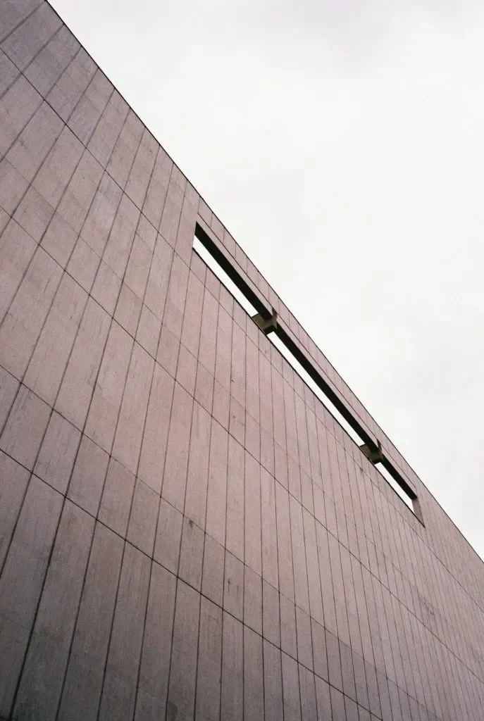 Architektonický detail budovy Tesco Prior v Bratislave (Fujifilm Superia X-Tra 400)