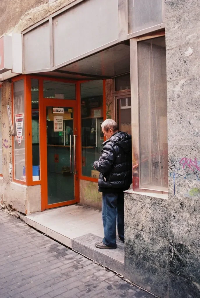 Pouličná scéna pri stávkovej kancelárii Tipos v Bratislave (Leica M6)