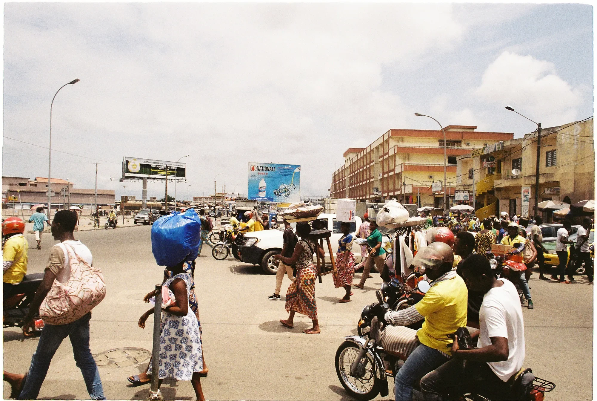 Trhovisko Marché Dantokpa v Cotonou (Kodak ColorPlus 200)
