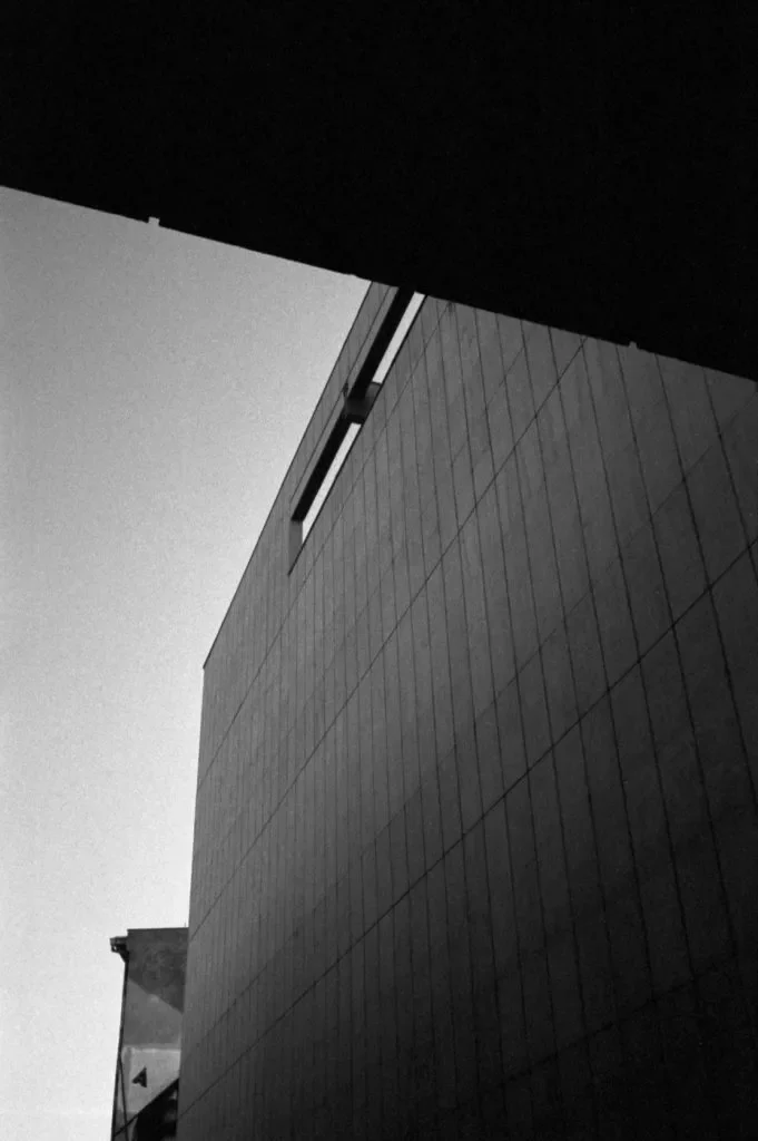 Čiernobiela snímka z Minolty Hi-Matic F (Kodak Tri-X 400)