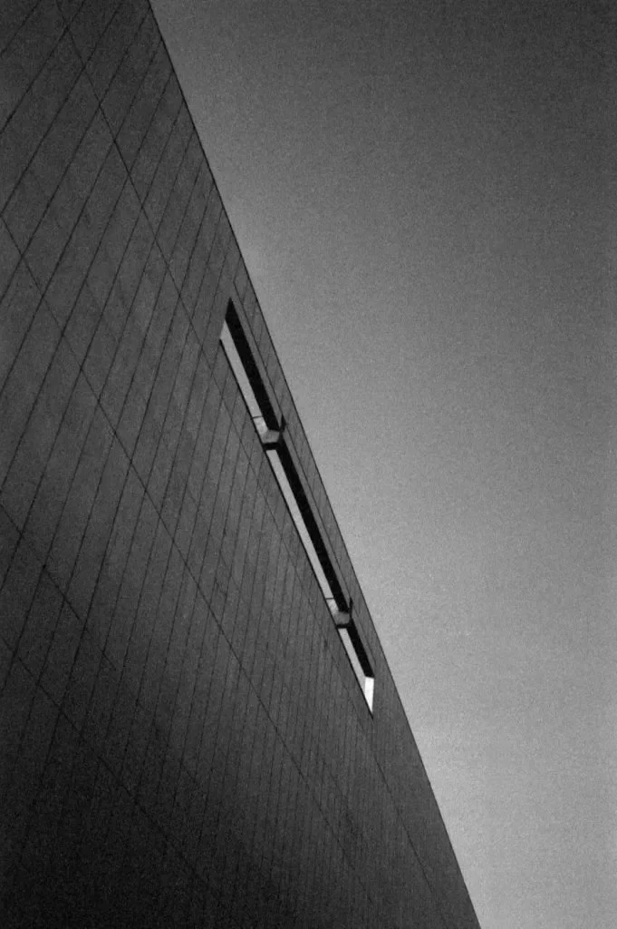 Čiernobiela snímka z Minolty Hi-Matic F (Kodak Tri-X 400)
