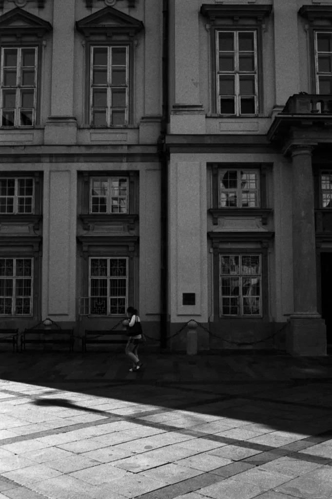 Čiernobiela fotografia na Minolte Hi-Matic F (Kodak Tri-X 400)
