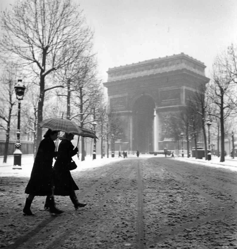 Víťazný oblúk pod snehom v Paríži, fotografia Roberta Doisneaua