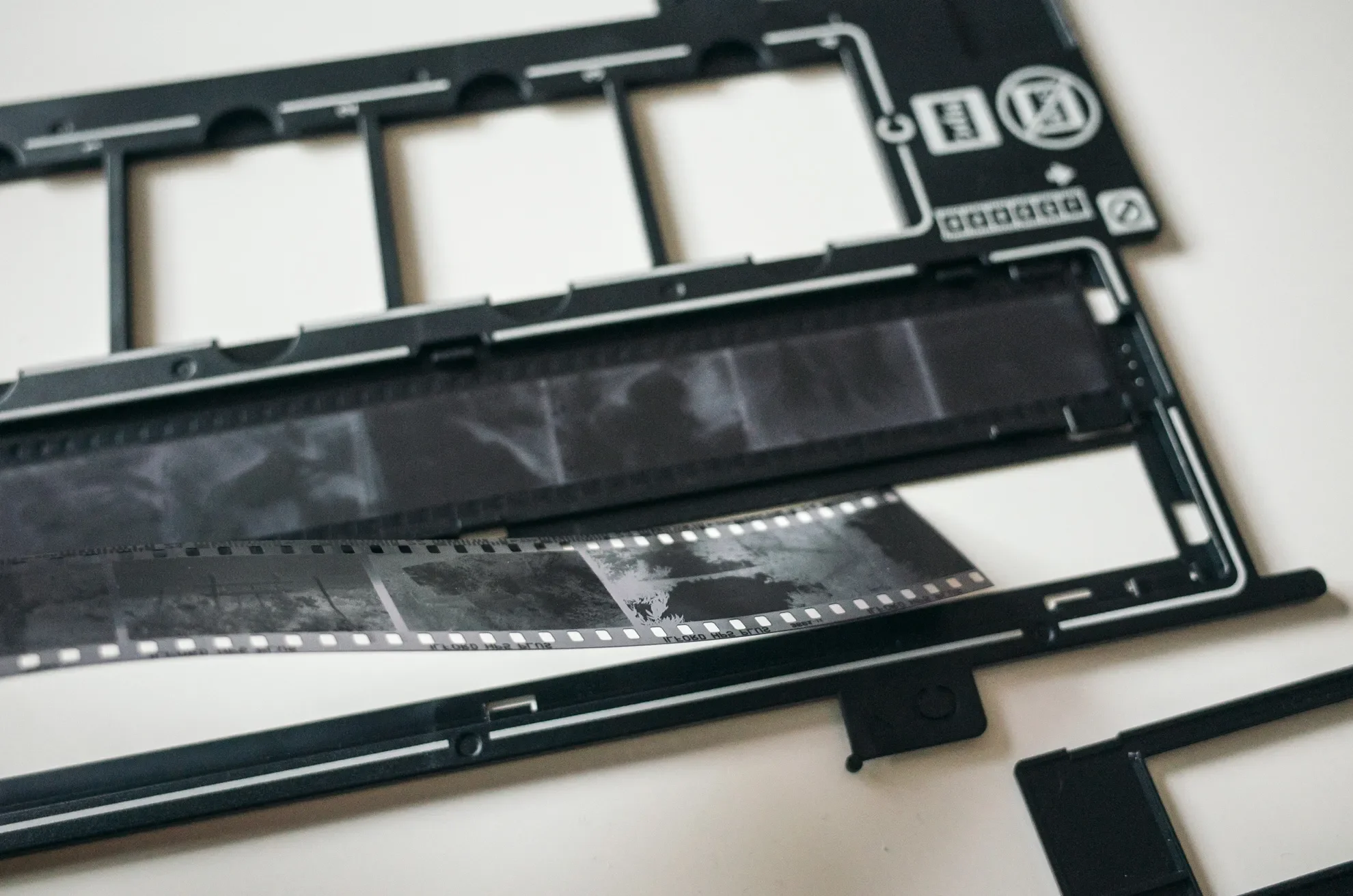 Vloženie 35mm čiernobieleho filmu do rámčeka skenera