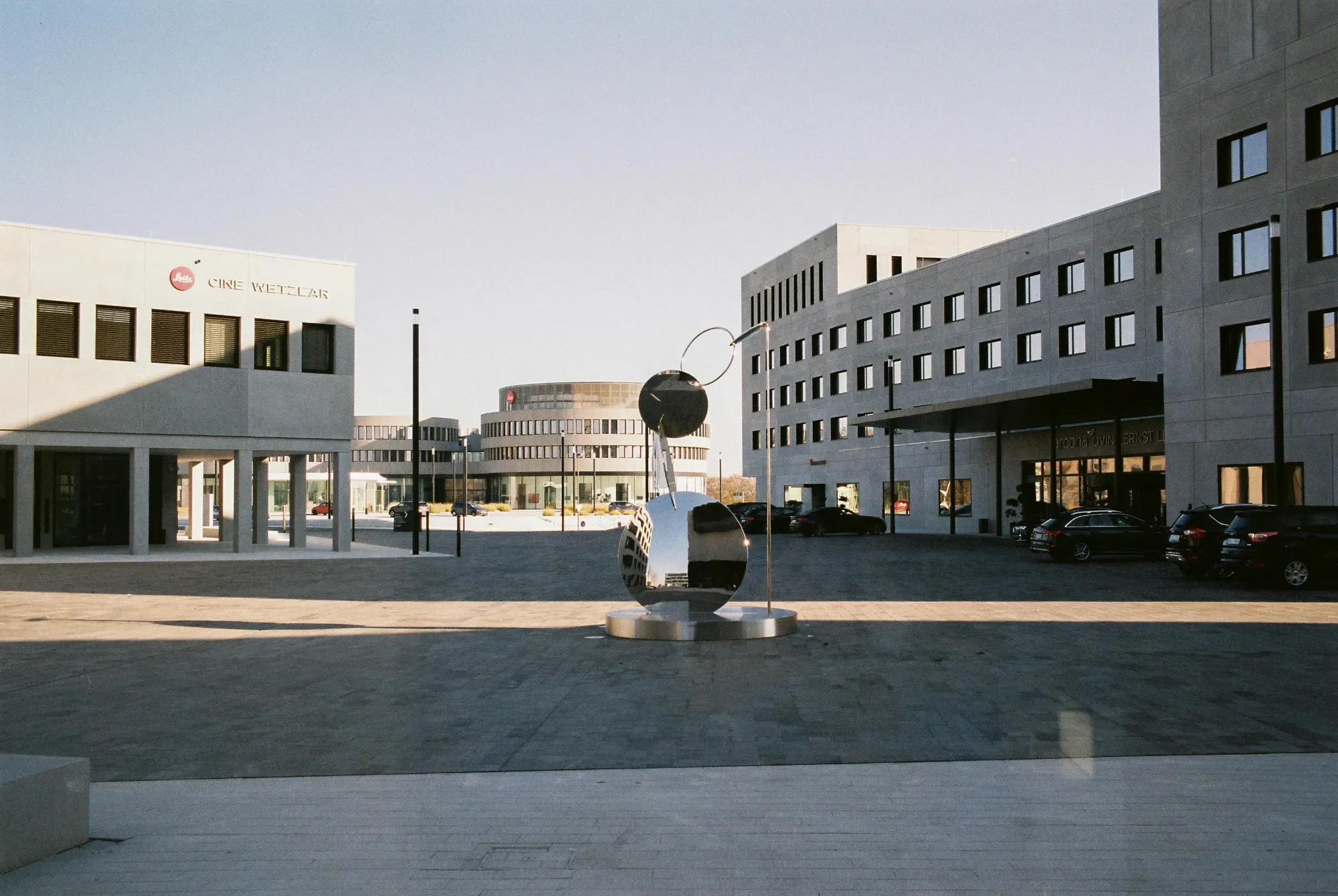 Výhľad na Leitz-Park z predajne Leica Store (Fujicolor C200)