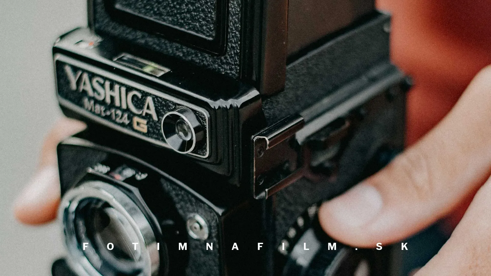 Detail rozloženia ovládacích prvkov a expozimetra na fotoaparáte Yashica Mat-124G