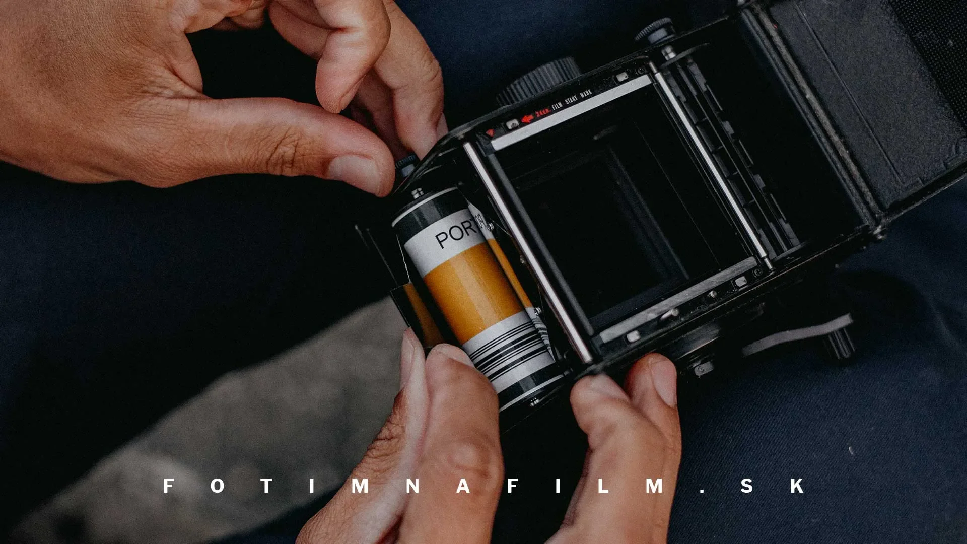 Zakladanie zvitkového filmu do stredoformátovej dvojokej zrkadlovky Yashica Mat-124G