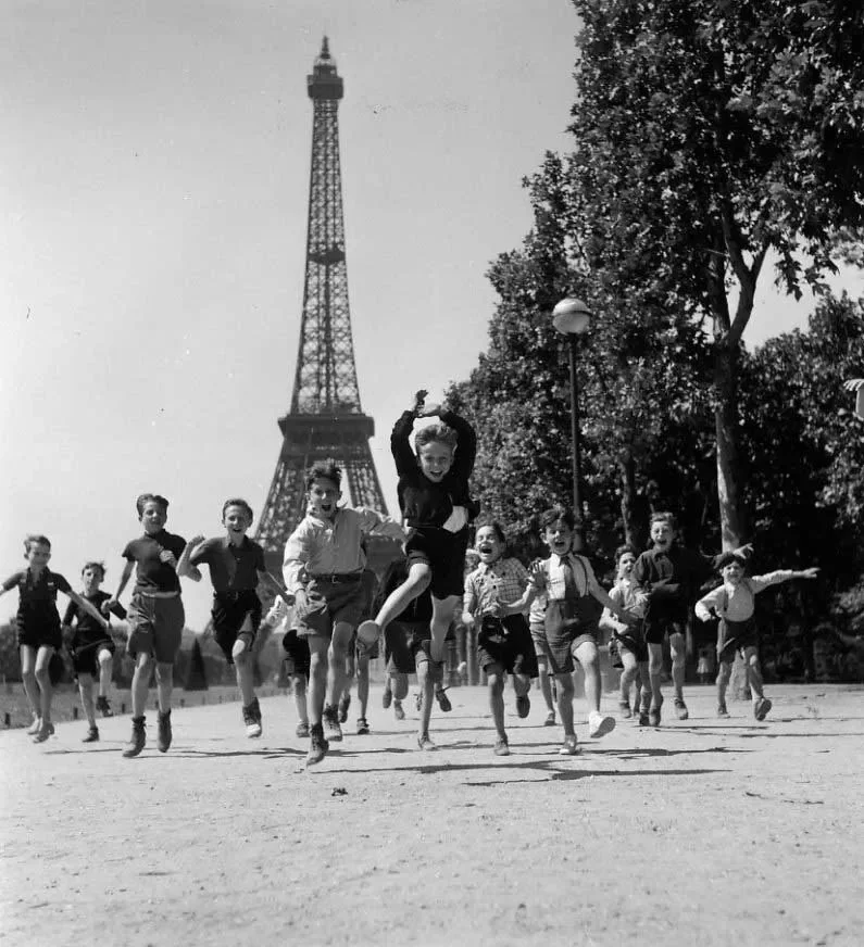 Záhrady na Champs de Mars v Paríži, fotografia Roberta Doisneaua