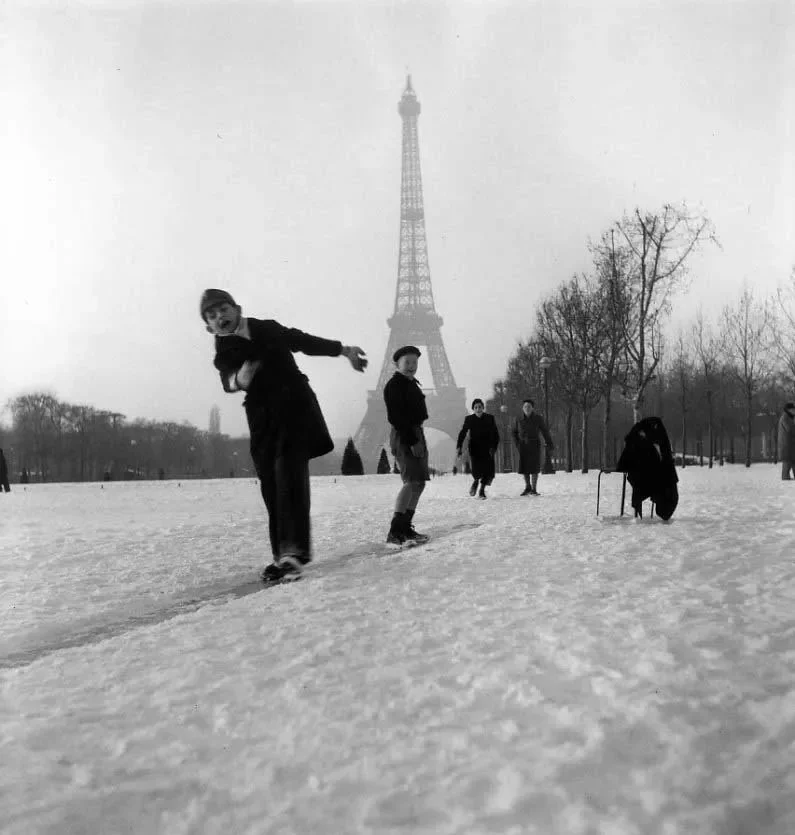 Zimná pouličná scéna v Paríži, fotografia Roberta Doisneaua