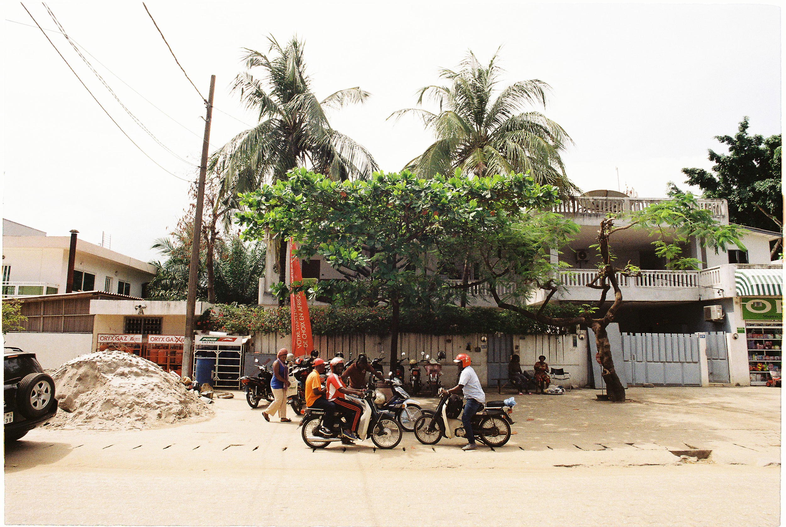 Motorkáry v Cotonou, odfotené na Kodakcolorplus 200
